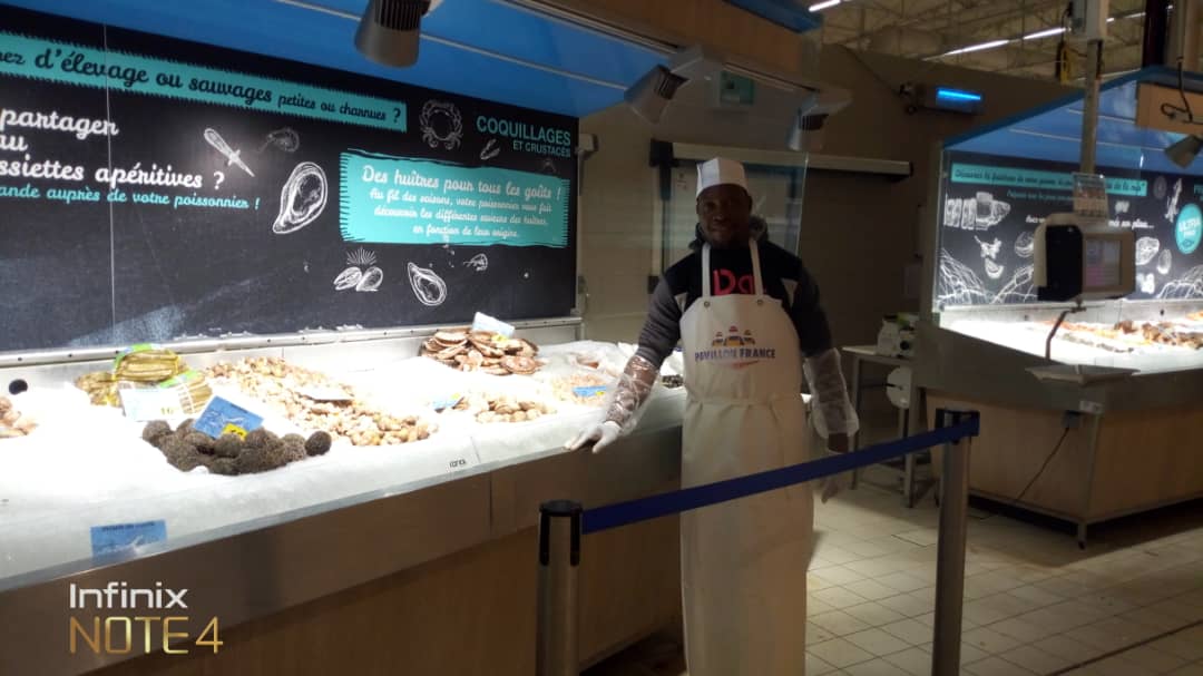 Animateur au rayon poissonnerie