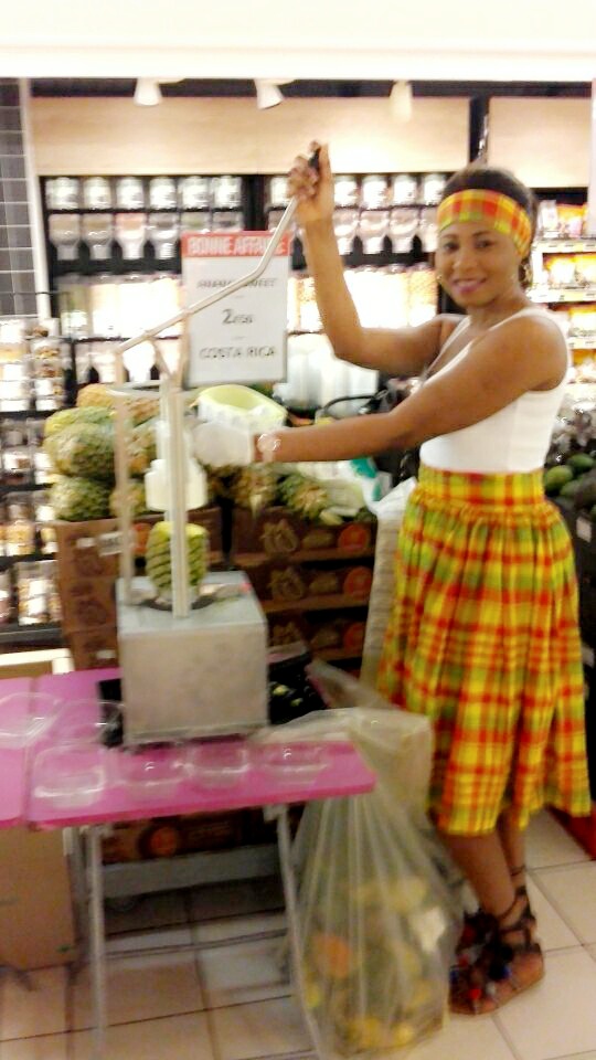 Animatrice commerciale au rayon fruits